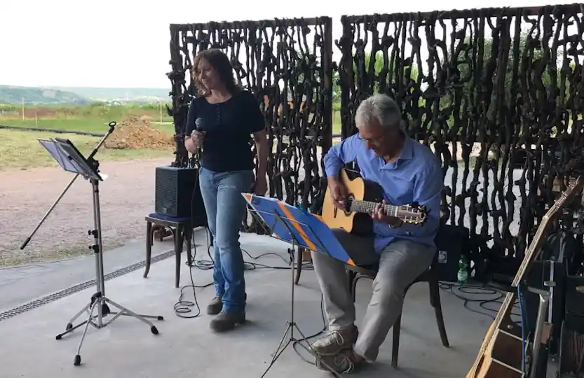 nika & strings | Auftritt Weingut Fuchs-Jacobus am 10.06.2023 | Bild 2 | © 2023